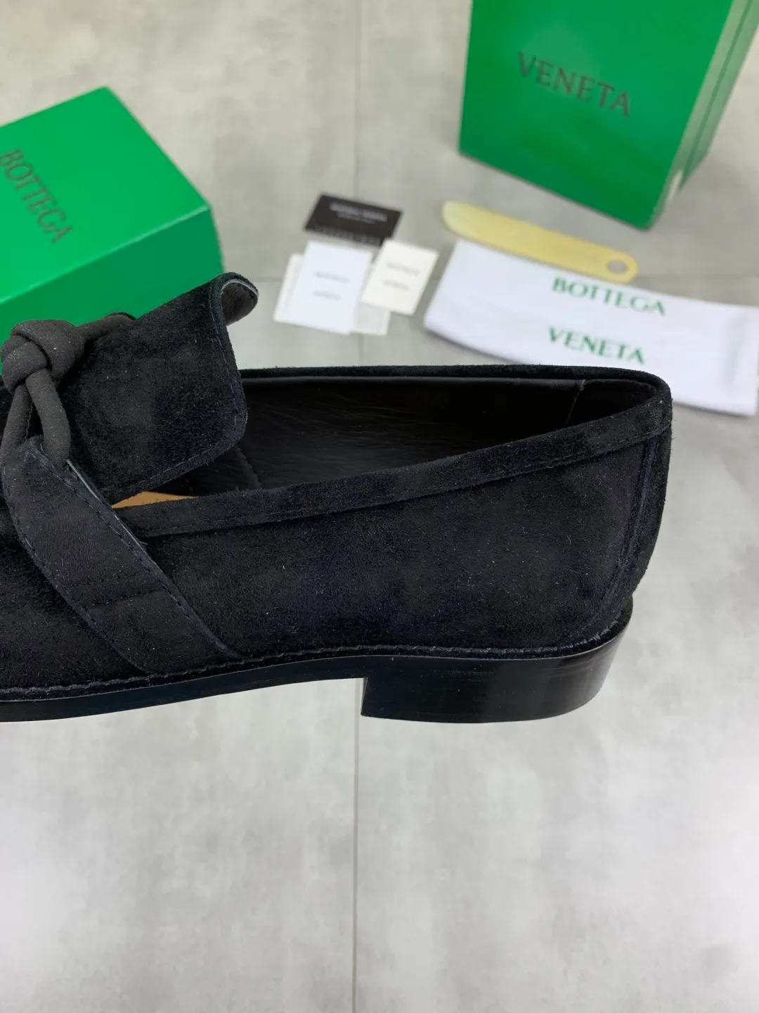 Men's shoes 💰P820 [New model] (genuine leather outsole) water-dyed cow lining 💰High-quality business couple leather shoes 💎💎💎 BOTTEGA VENETA official website synchronizes the latest top version of BV in the market, accept material comparison, shoe type comparison, process comparison, practical and textured, versatile and suitable for any occasion, the more you look at it, the more flavorful it becomes. Purely hand-knitted craftsmanship - Upper material, calfskin imported from Italy 🇮🇹 - High-quality water-dyed cowhide lining - Original private model customized leather outsole -Size: Female 35-39 (40 ordered) Male 39-44 (38 45 can be customized) Color: Multiple colors available